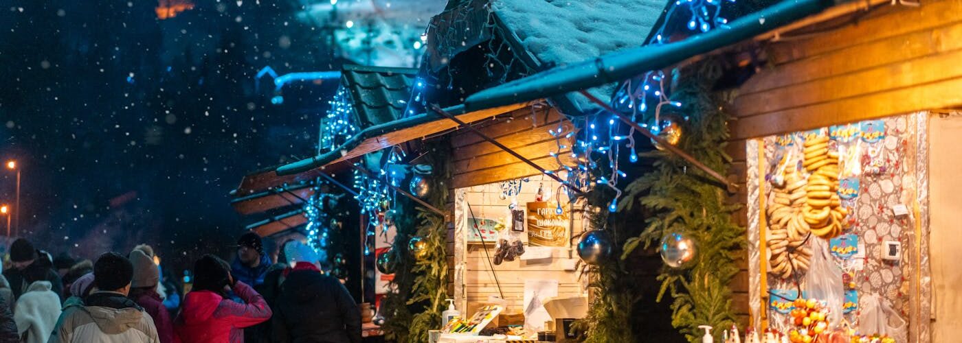 Marché de Noël illuminé en hiver, tradition festive polonaise
