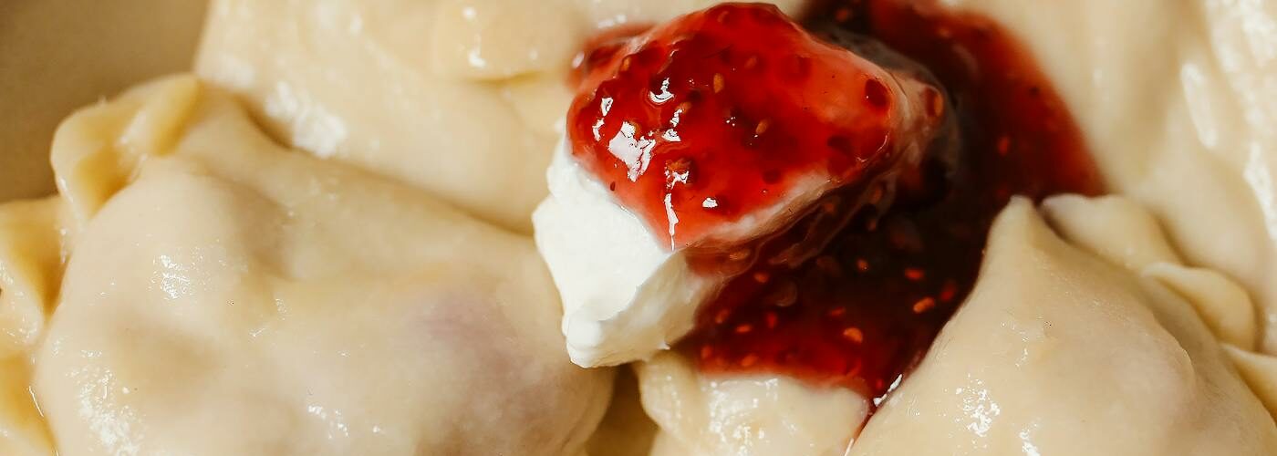 Assiette de pierogi, raviolis traditionnels de la cuisine polonaise