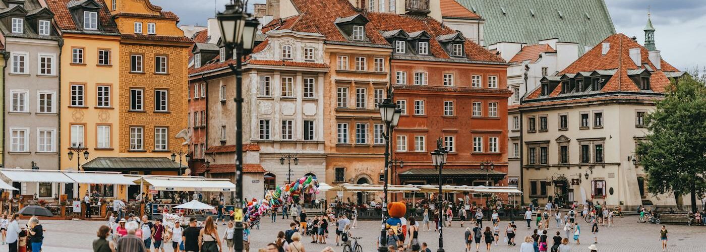 Vue de la vieille ville de Varsovie avec ses bâtiments colorés et historiques, Pologne