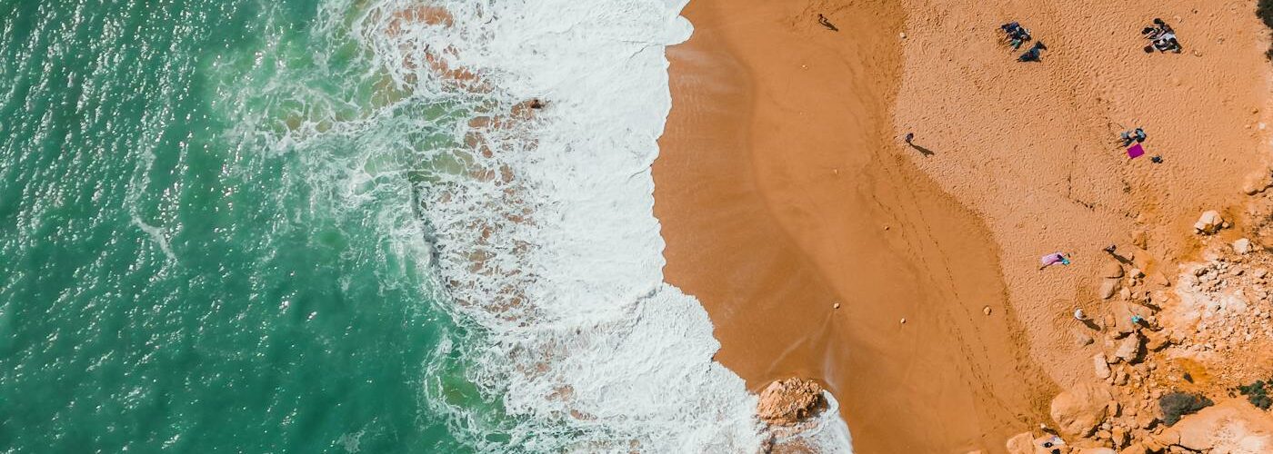 Vue aérienne de la côte de l'Algarve avec ses falaises dorées et eaux turquoise