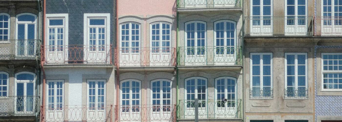 Façades multicolores et azulejos traditionnels dans le centre historique de Porto