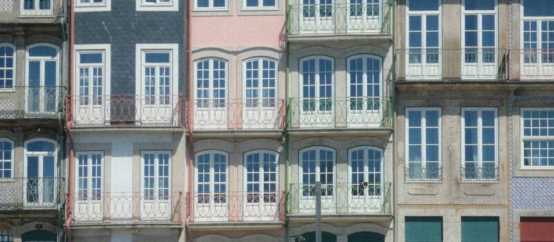 Azulejos, manuélin et quintas : l'architecture portugaise entre océan et ornement