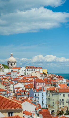 Panorama de Lisbonne avec les toits colorés et le Panthéon national sous un ciel bleu