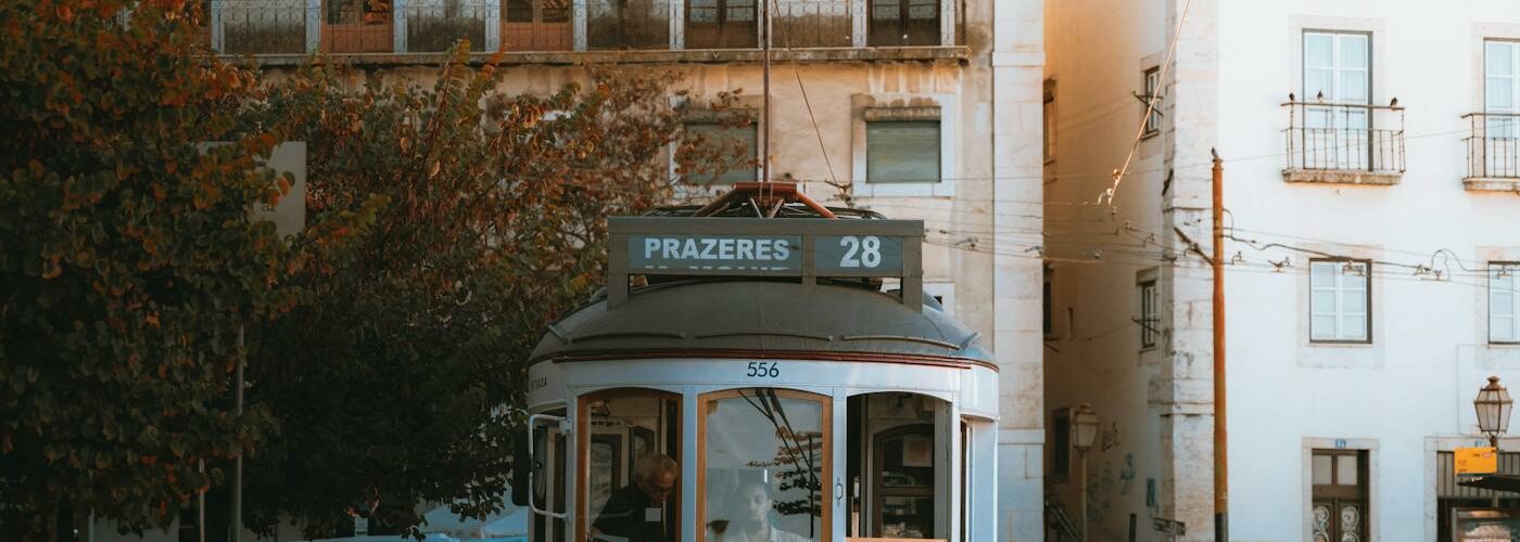 Tramway jaune emblématique numéro 28 dans les rues historiques de Lisbonne