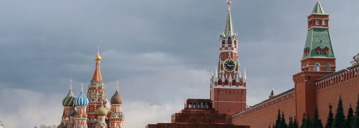 Le Kremlin de Moscou sous un ciel dramatique de nuages, symbole de la Russie