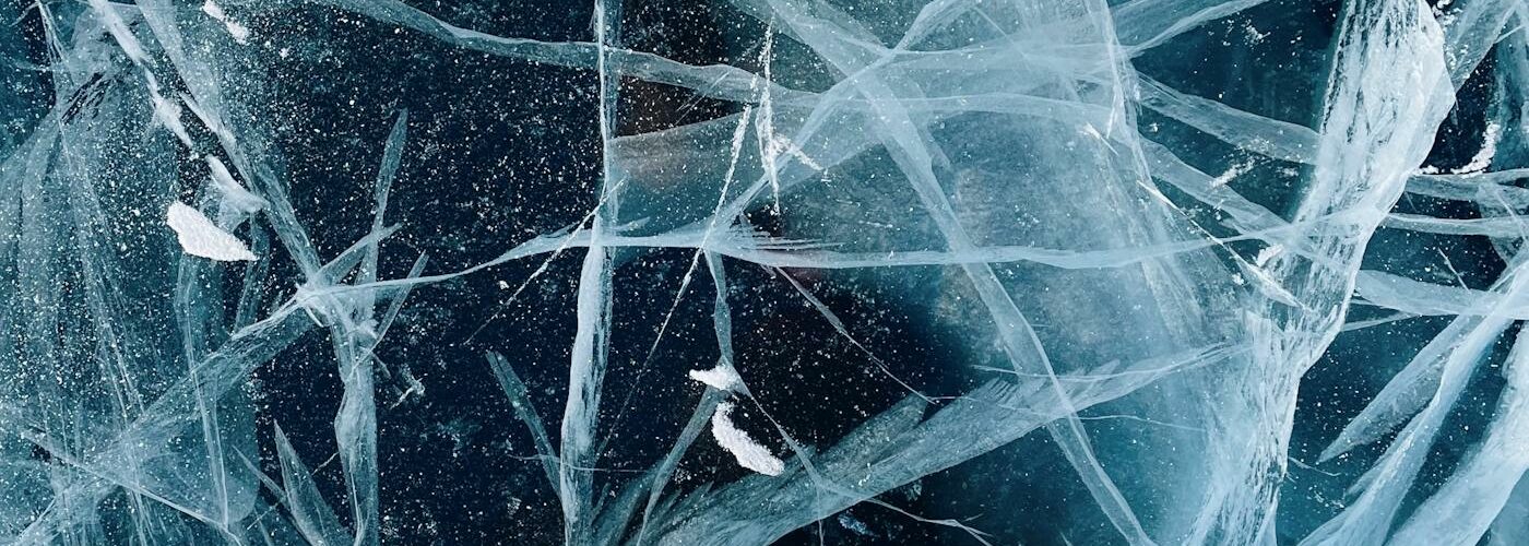 Le lac Baïkal gelé en hiver, le plus ancien et le plus profond lac du monde en Russie