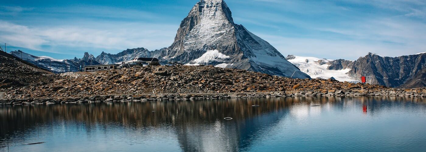 Le Cervin (Matterhorn) dominant les Alpes suisses sous un ciel dégagé