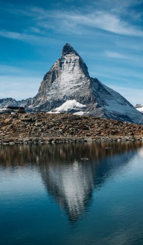 Le Cervin (Matterhorn) dominant les Alpes suisses sous un ciel dégagé