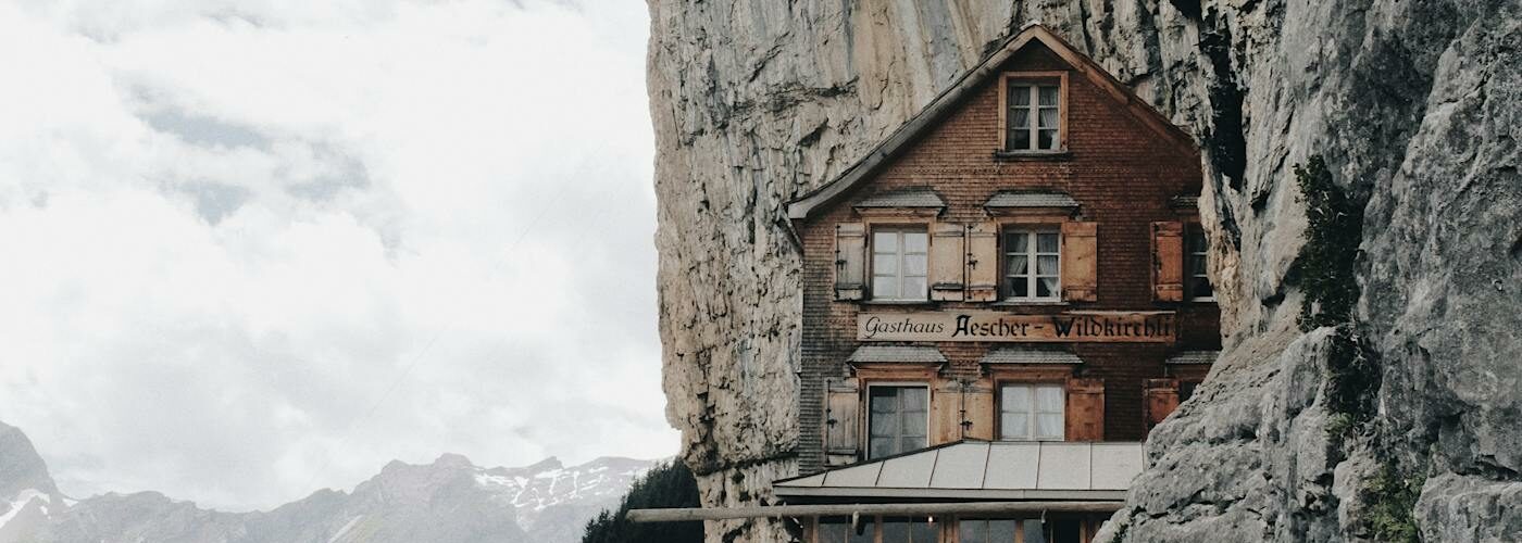 Chalet suisse en bois au bord d'une falaise dans les Alpes