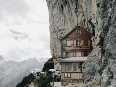 Chalets sculptés, villes médiévales et design contemporain : l'architecture suisse