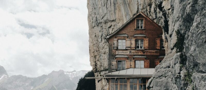 Chalets sculptés, villes médiévales et design contemporain : l'architecture suisse