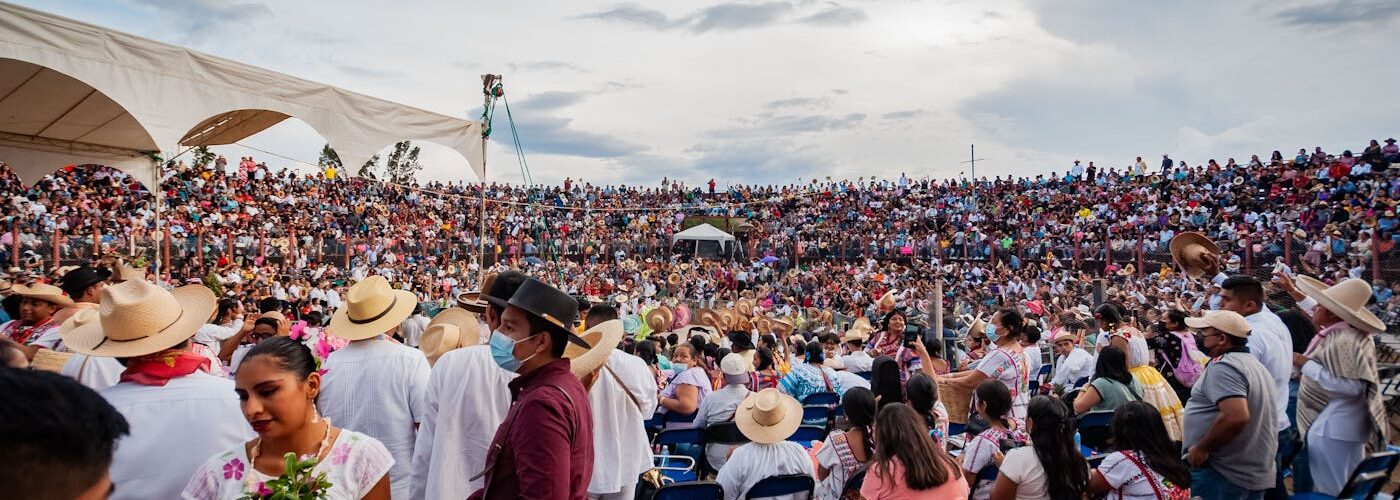 Foule rassemblée lors d'une fête traditionnelle suisse