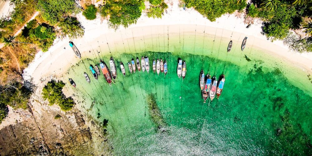 Plage tropicale paradisiaque à Koh Yao Yai avec eau turquoise et végétation luxuriante, Thaïlande