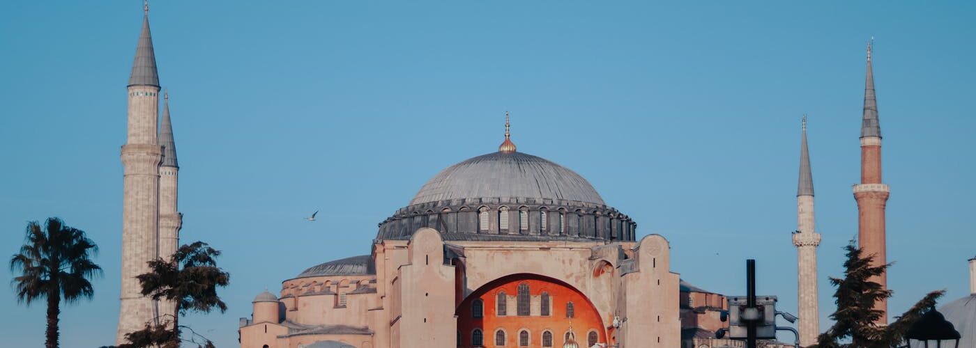 Hagia Sophia sous un ciel bleu à Istanbul, Turquie