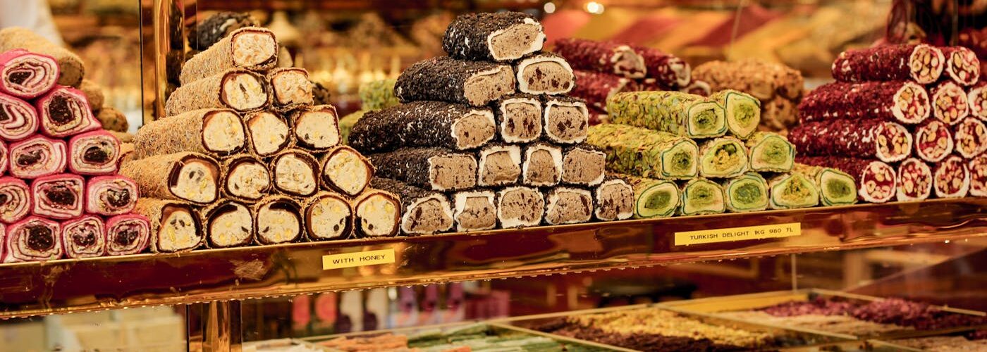 Loukoums turcs colorés présentés dans une vitrine traditionnelle