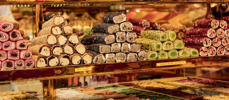 Kebab, mezze et baklavas : la gastronomie turque, festin permanent entre Méditerranée et Orient