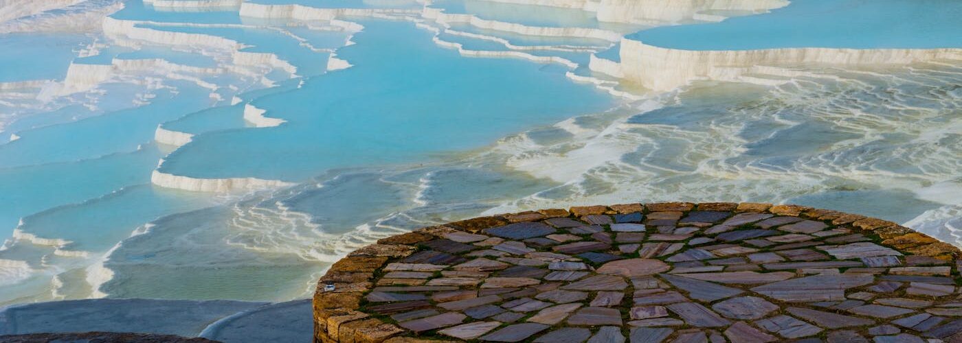 Terrasses de travertin blanches de Pamukkale avec eaux turquoise, Turquie