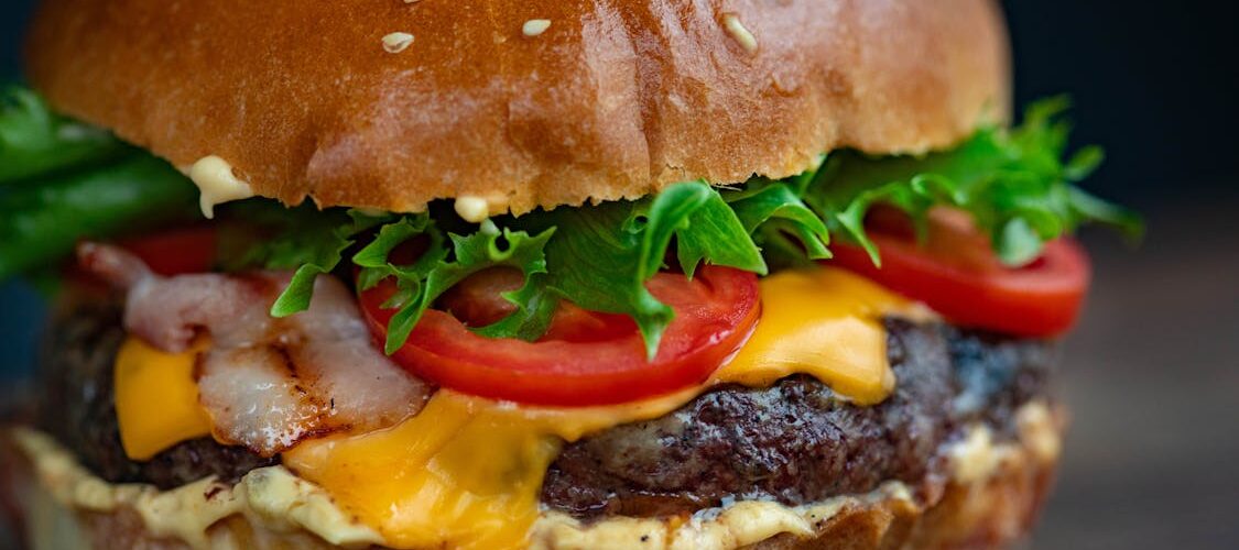 Hamburger américain garni de bacon, laitue et fromage