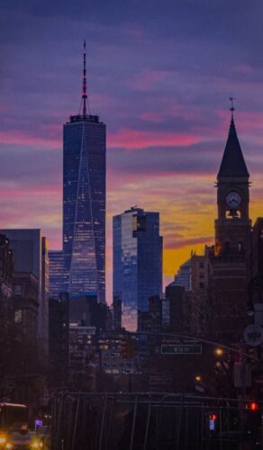 Skyline de New York au coucher du soleil avec les gratte-ciels illuminés