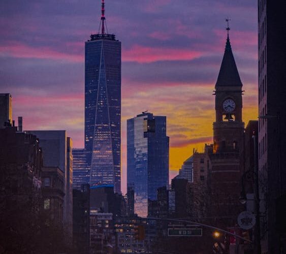 Skyline de New York au coucher du soleil avec les gratte-ciels illuminés