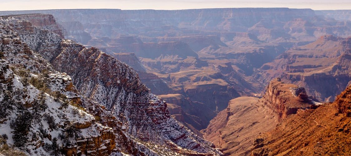 Vue aérienne du Grand Canyon avec ses formations rocheuses majestueuses