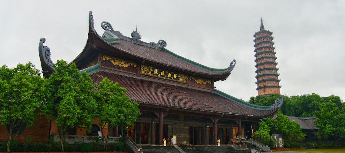 Complexe de pagodes Bái Đính entouré de verdure, Vietnam