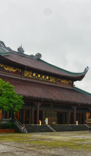 Complexe de pagodes Bái Đính entouré de verdure, Vietnam