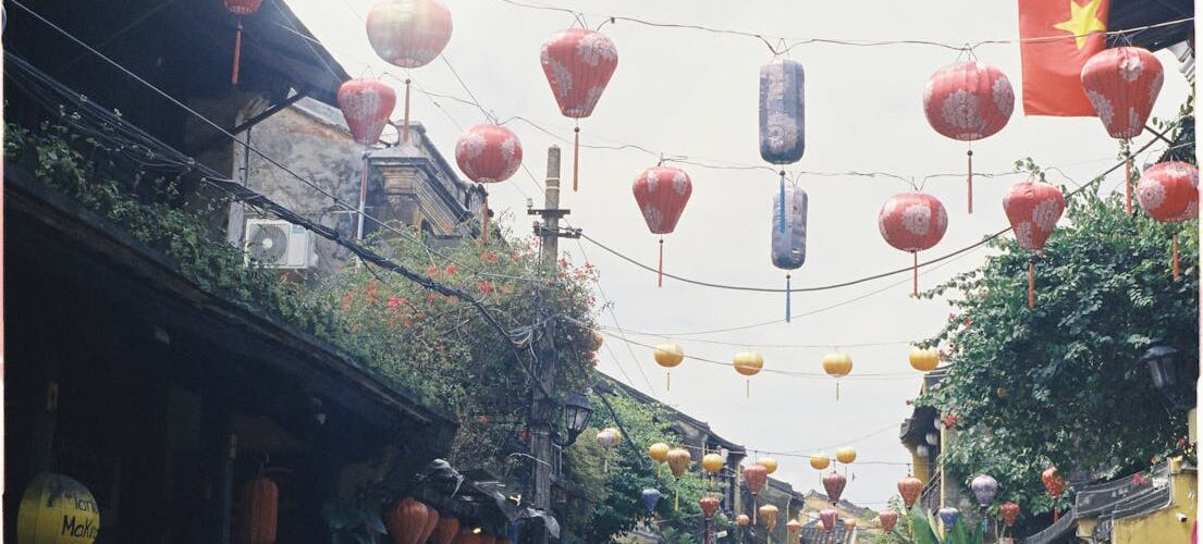 Rue colorée illuminée de lanternes en soie à Hội An, Vietnam