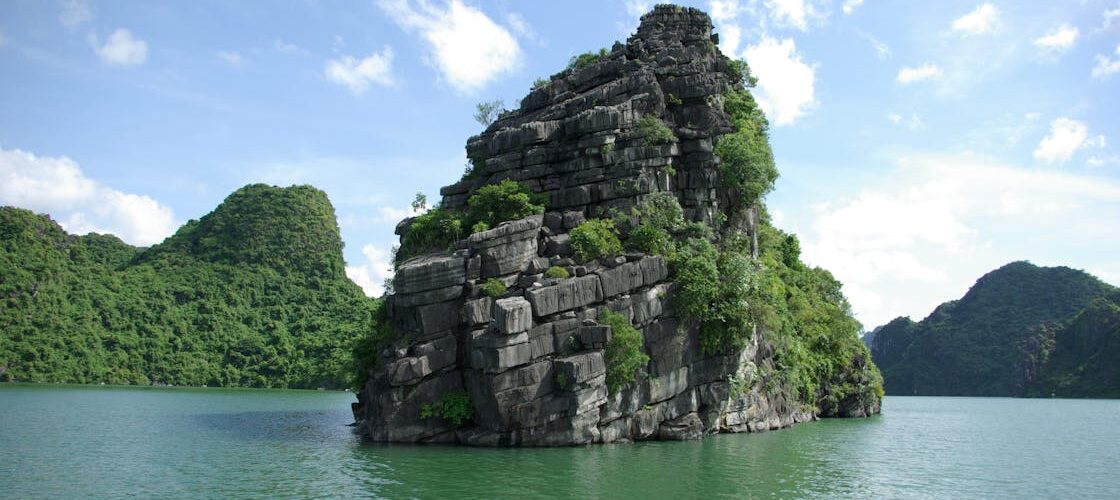 Formations karstiques et eaux émeraude de la baie d'Hạ Long, Vietnam