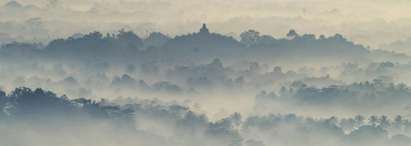 Volcans de Java dans la brume depuis Borobudur