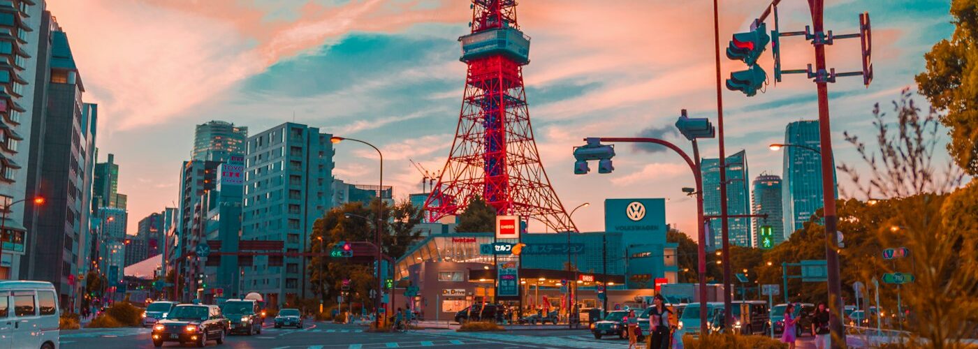 Tokyo Tower au coucher du soleil avec son reflet dans une flaque