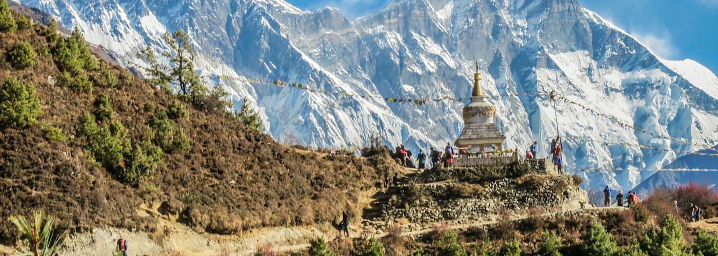 Stupa bouddhiste avec sommets enneigés du massif de l'Everest en arrière-plan, Népal