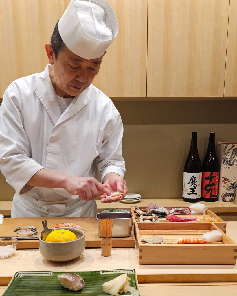 Maître sushi au travail au Kagurazaka Shin, Tokyo