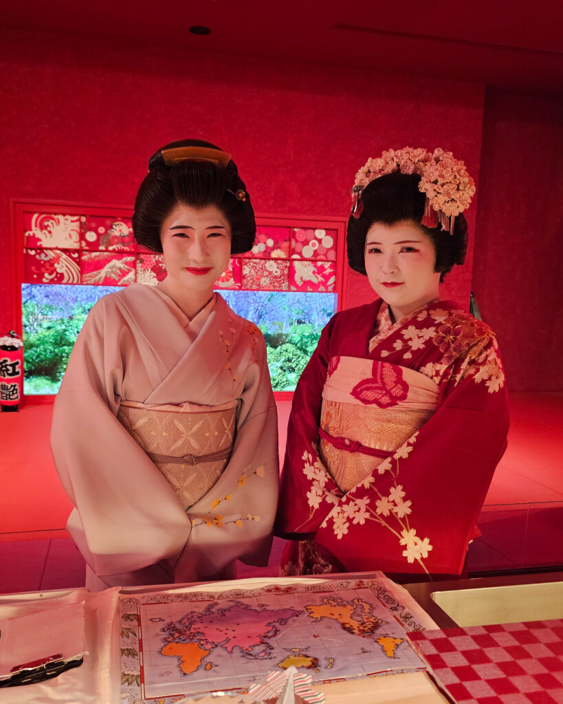 Deux geishas en kimono lors d'une soirée à Minato City, Tokyo