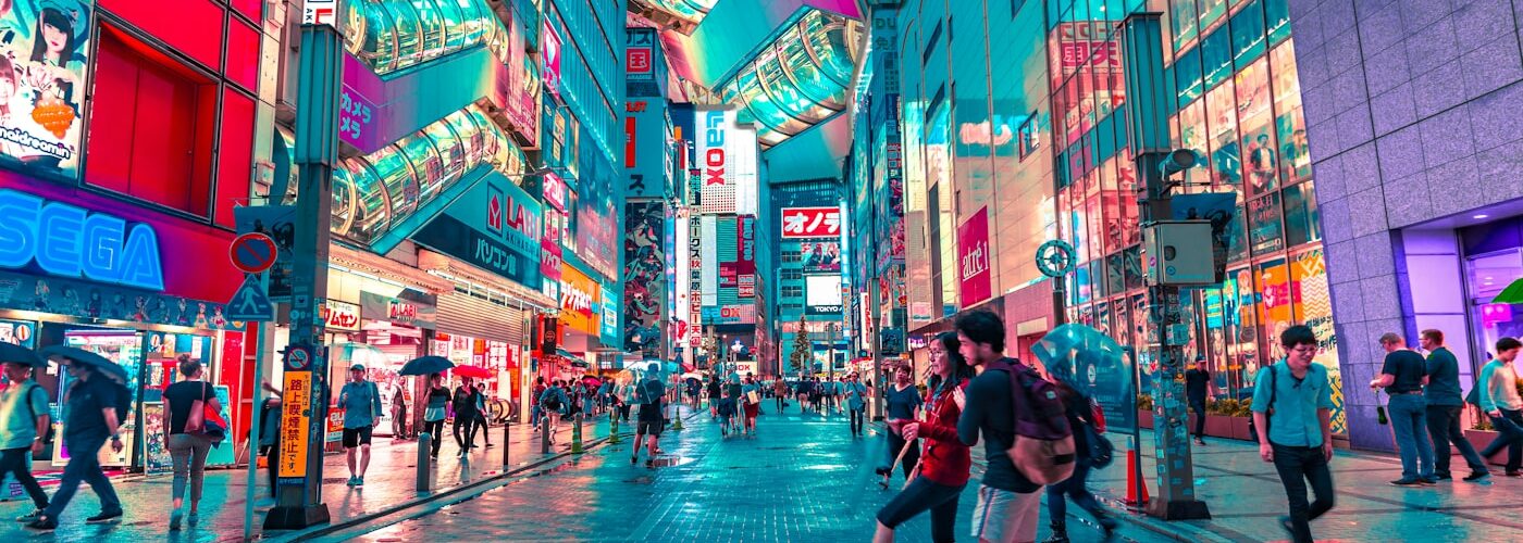Rue animée de Shibuya à Tokyo avec néons multicolores